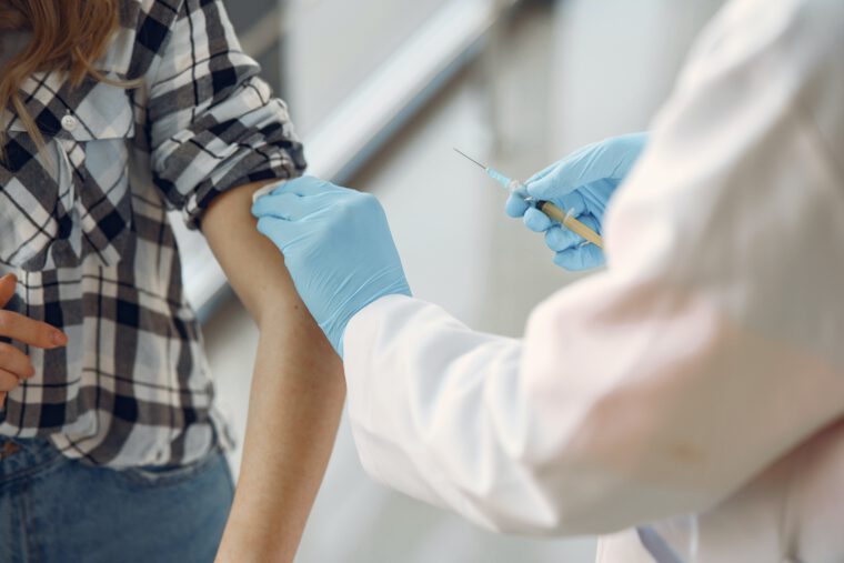 Kunt u uw werknemer verplichten tot vaccinatie?